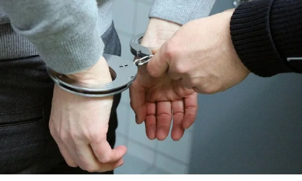 Χειροπέδες σε 14χρονο στην Παιανία: «Μοίρασε» γυμνή φωτογραφία της πρώην του
